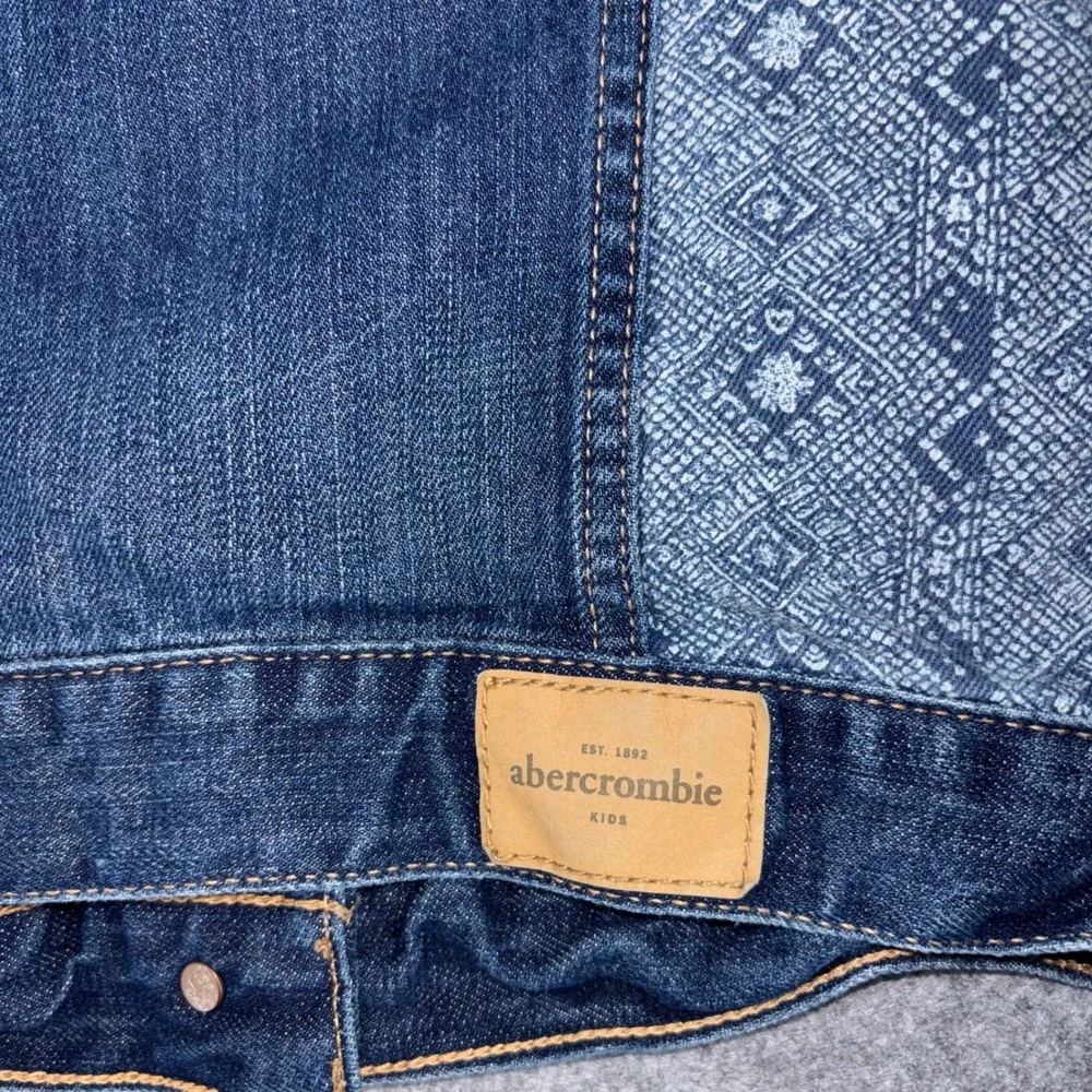 Abercrombie Kids Distressed Denim Jacket Blue Geometric Pattern XL 16 Trucker